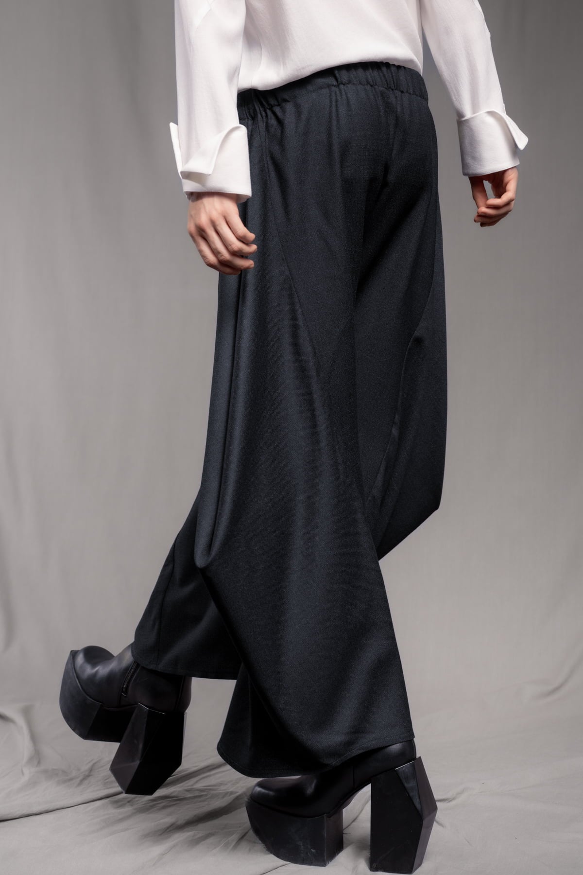 eigensinnig wien | Averroes | Nachtblauer Designer-Hosenrock aus Seide/Wolle