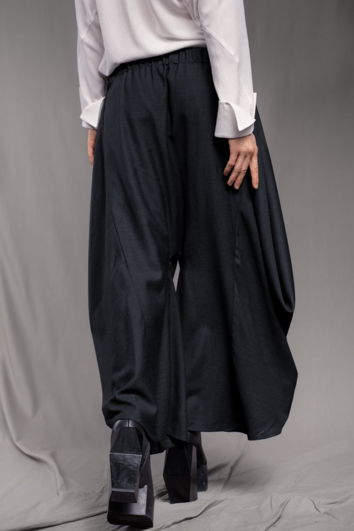 eigensinnig wien | Averroes | Nachtblauer Designer-Hosenrock aus Seide/Wolle
