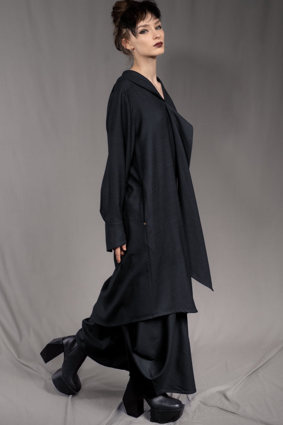 eigensinnig wien | AveRüb | Nachtblauer Designer-Zweiteiler mit Hooded Gown aus Seide/Wolle
