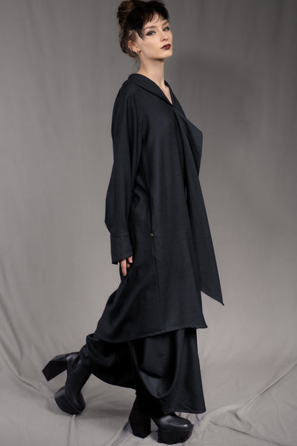eigensinnig wien | AveRüb | Nachtblauer Designer-Zweiteiler mit Hooded Gown aus Seide/Wolle