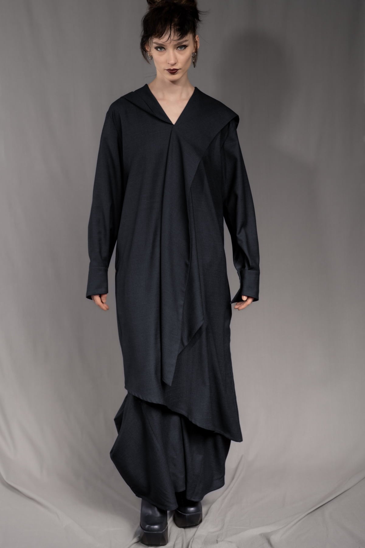 eigensinnig wien | AveRüb | Nachtblauer Designer-Zweiteiler mit Hooded Gown aus Seide/Wolle