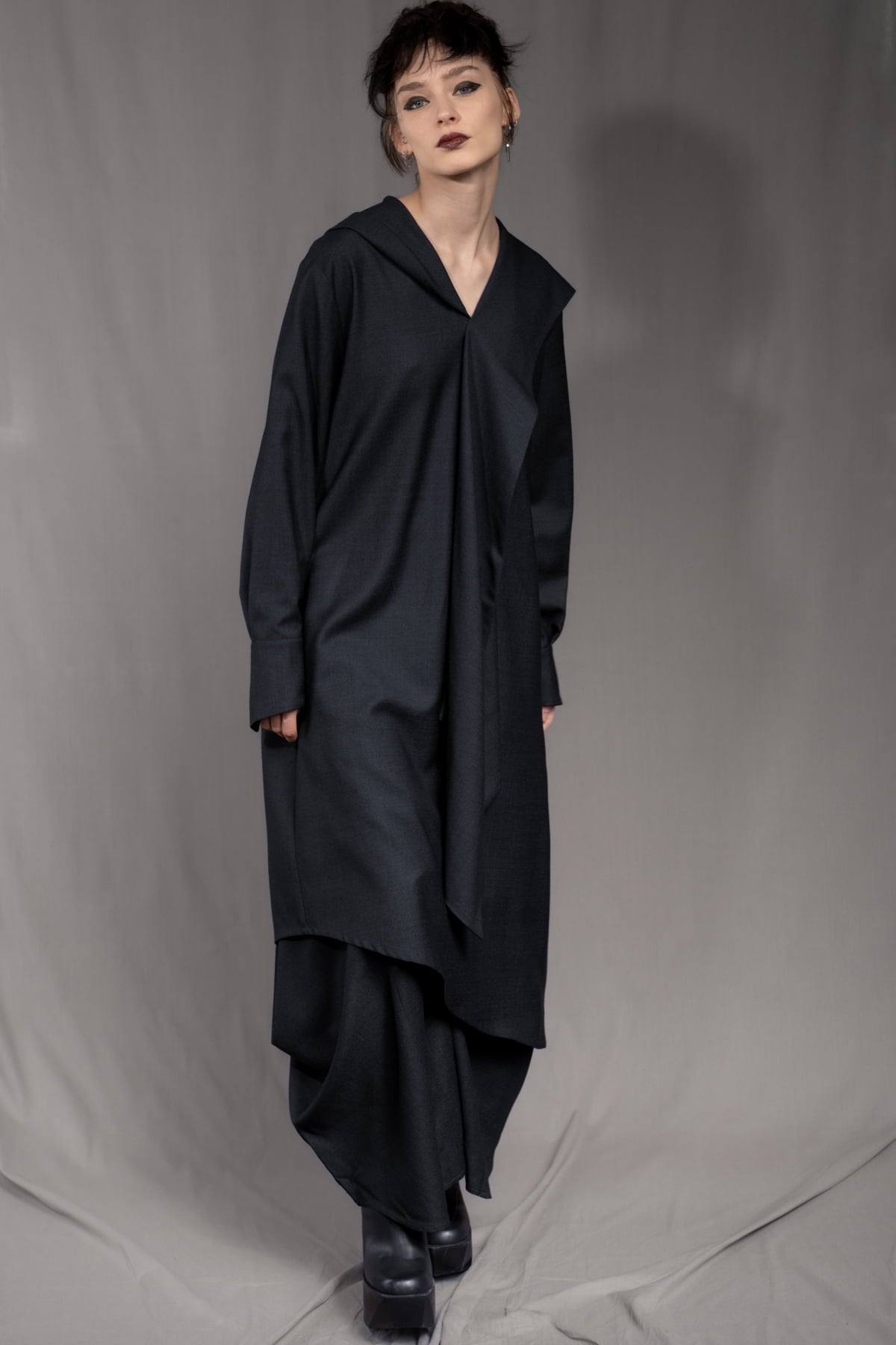 eigensinnig wien | AveRüb | Nachtblauer Designer-Zweiteiler mit Hooded Gown aus Seide/Wolle