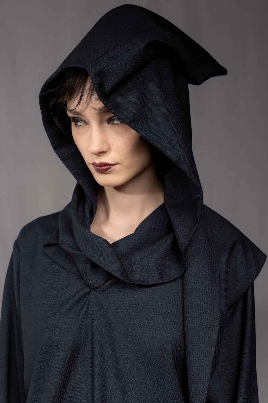eigensinnig wien | AveRüb | Nachtblauer Designer-Zweiteiler mit Hooded Gown aus Seide/Wolle