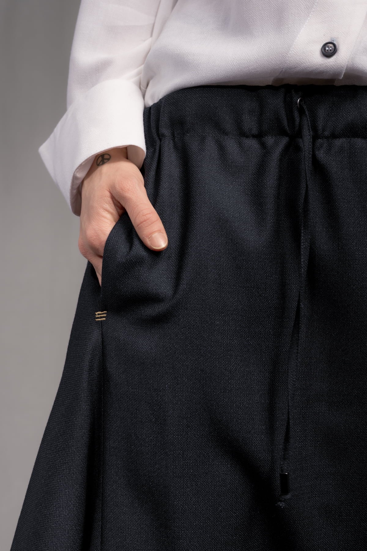 eigensinnig wien | AveRüb | Nachtblauer Designer-Zweiteiler mit Hooded Gown aus Seide/Wolle