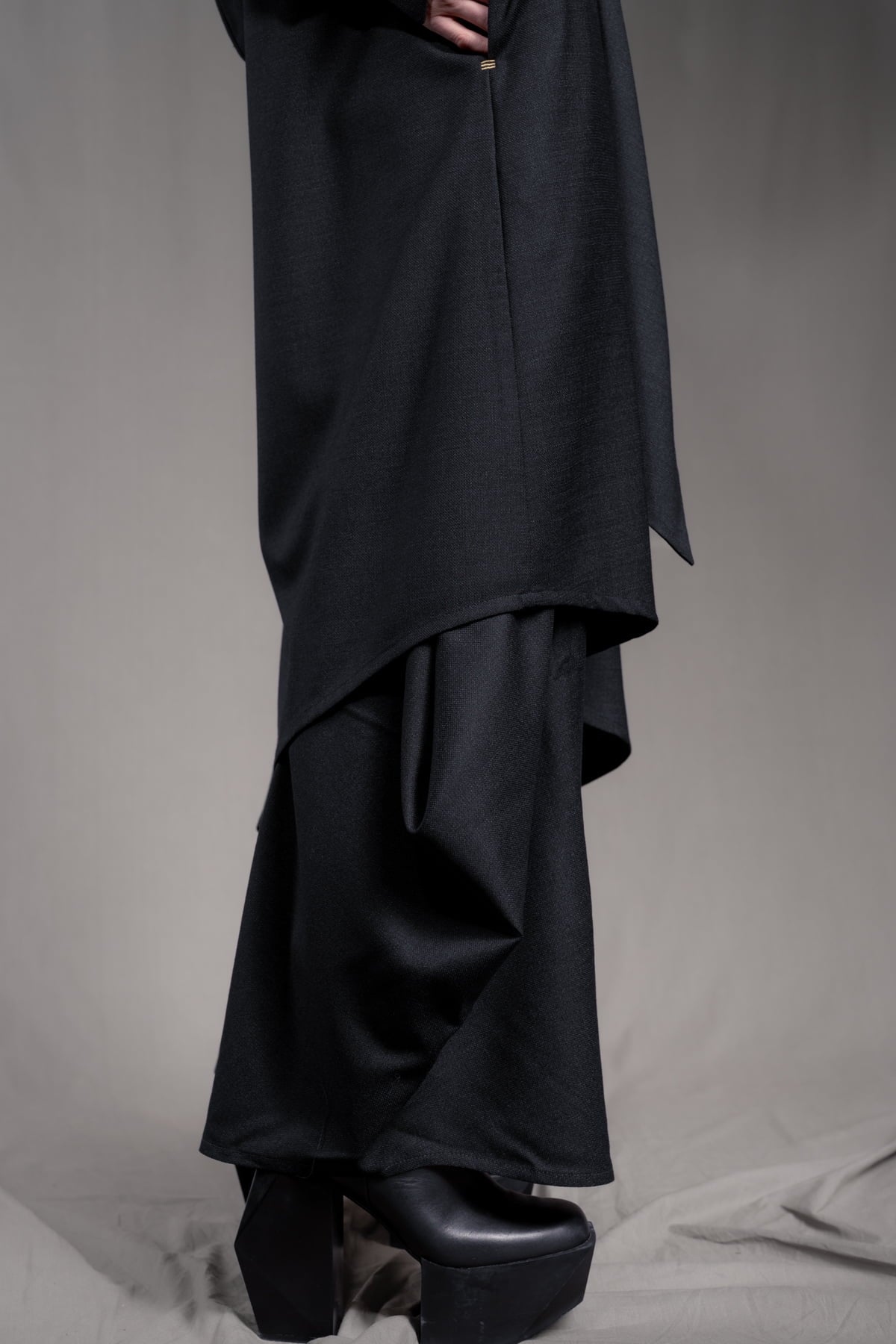 eigensinnig wien | AveRüb | Nachtblauer Designer-Zweiteiler mit Hooded Gown aus Seide/Wolle
