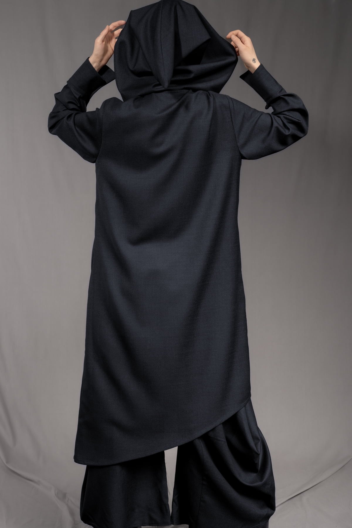 eigensinnig wien | AveRüb | Nachtblauer Designer-Zweiteiler mit Hooded Gown aus Seide/Wolle