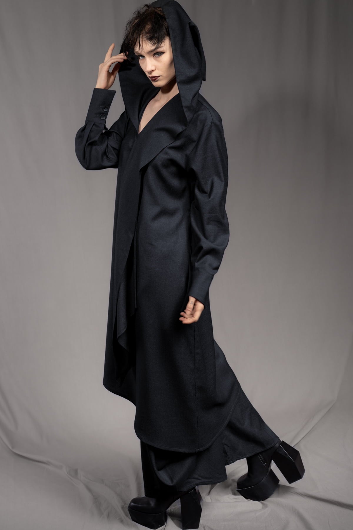 eigensinnig wien | AveRüb | Nachtblauer Designer-Zweiteiler mit Hooded Gown aus Seide/Wolle