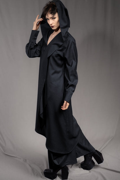 eigensinnig wien | AveRüb | Nachtblauer Designer-Zweiteiler mit Hooded Gown aus Seide/Wolle