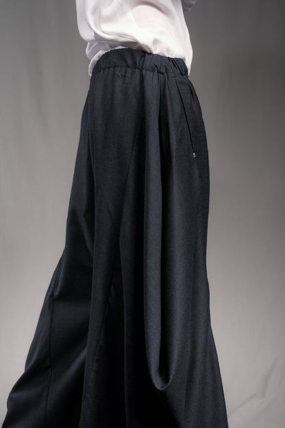 eigensinnig wien | AveRüb | Nachtblauer Designer-Zweiteiler mit Hooded Gown aus Seide/Wolle