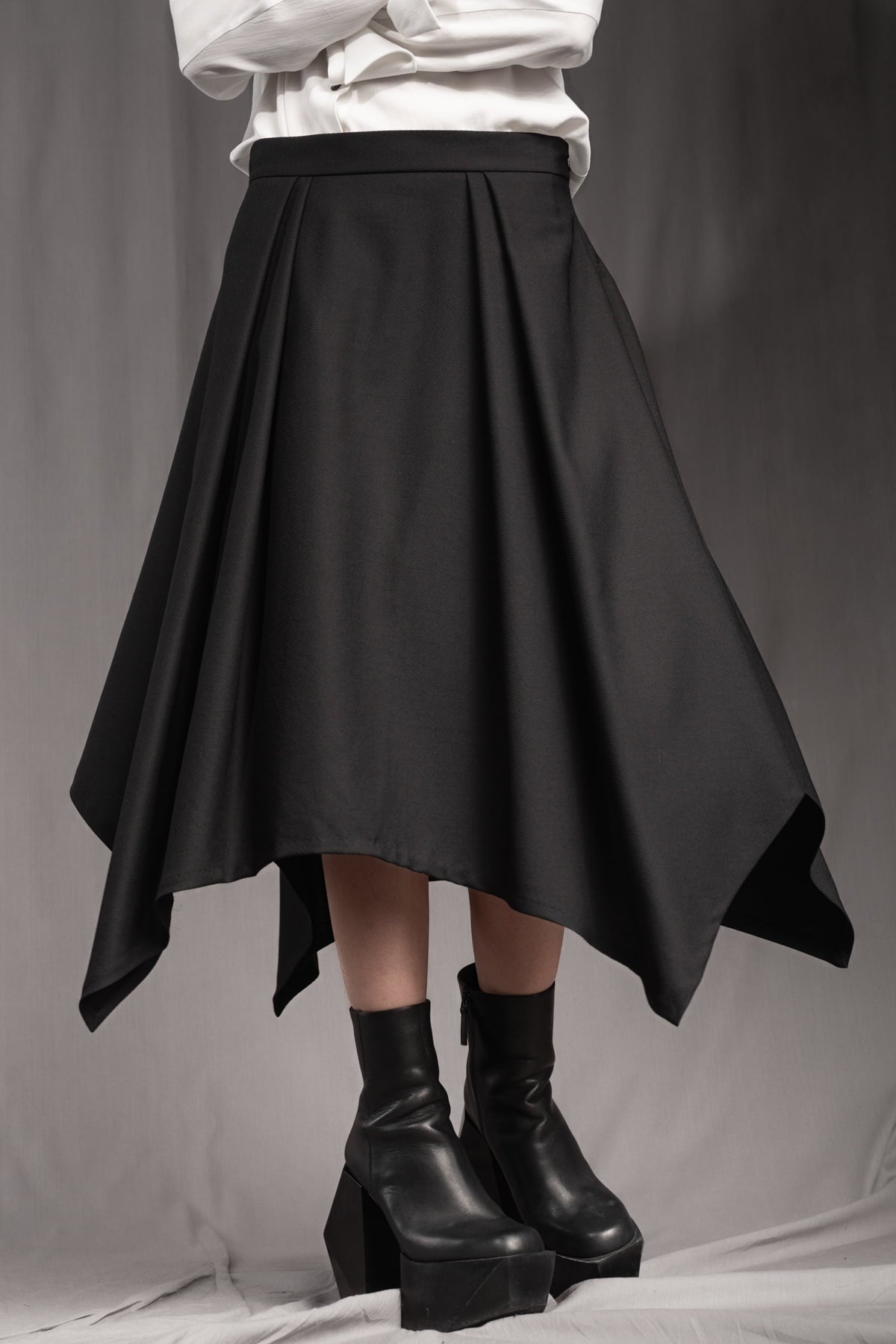 eigensinnig wien | Bacchanalia | Asymmetrischer, schwarzer Twill-Rock mit tiefen Faltenwürfen