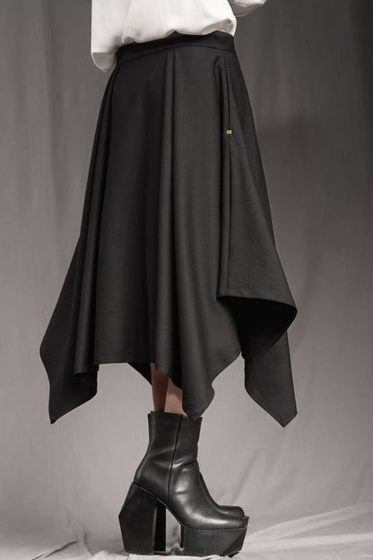 eigensinnig wien | Bacchanalia | Asymmetrischer, schwarzer Twill-Rock mit tiefen Faltenwürfen