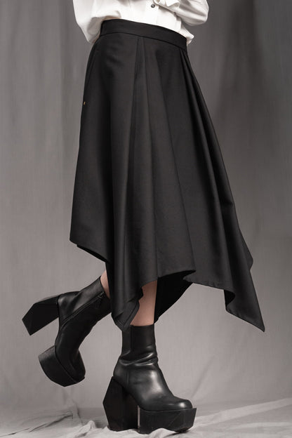 eigensinnig wien | Bacchanalia | Asymmetrischer, schwarzer Twill-Rock mit tiefen Faltenwürfen