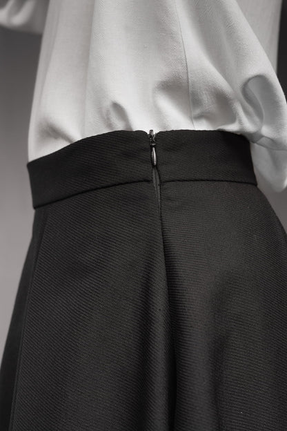 eigensinnig wien | Bacchanalia | Asymmetrischer, schwarzer Twill-Rock mit tiefen Faltenwürfen