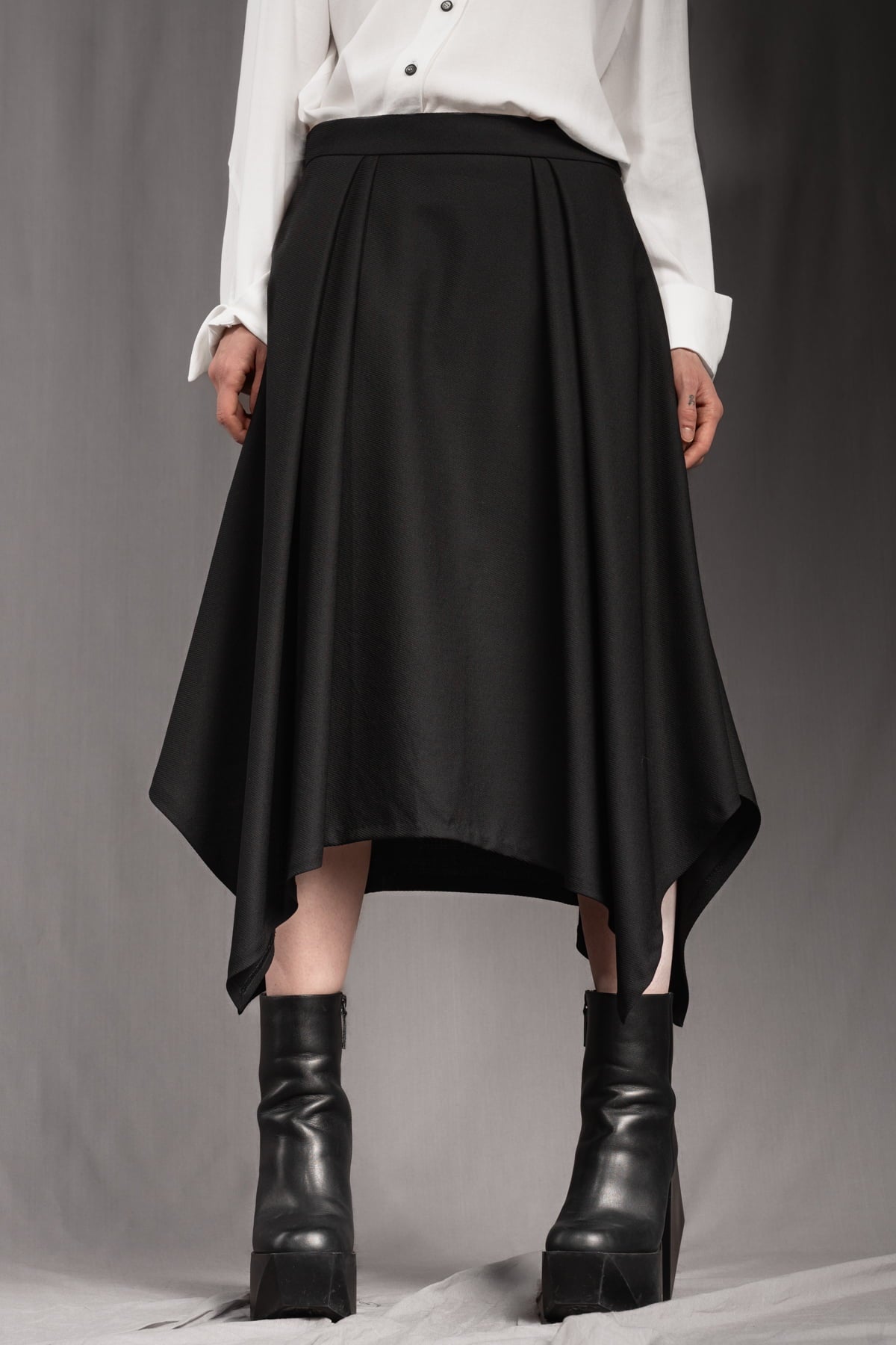 eigensinnig wien | Bacchanalia | Asymmetrischer, schwarzer Twill-Rock mit tiefen Faltenwürfen