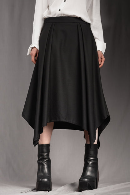eigensinnig wien | Bacchanalia | Asymmetrischer, schwarzer Twill-Rock mit tiefen Faltenwürfen