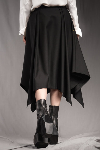 eigensinnig wien | Bacchanalia | Asymmetrischer, schwarzer Twill-Rock mit tiefen Faltenwürfen