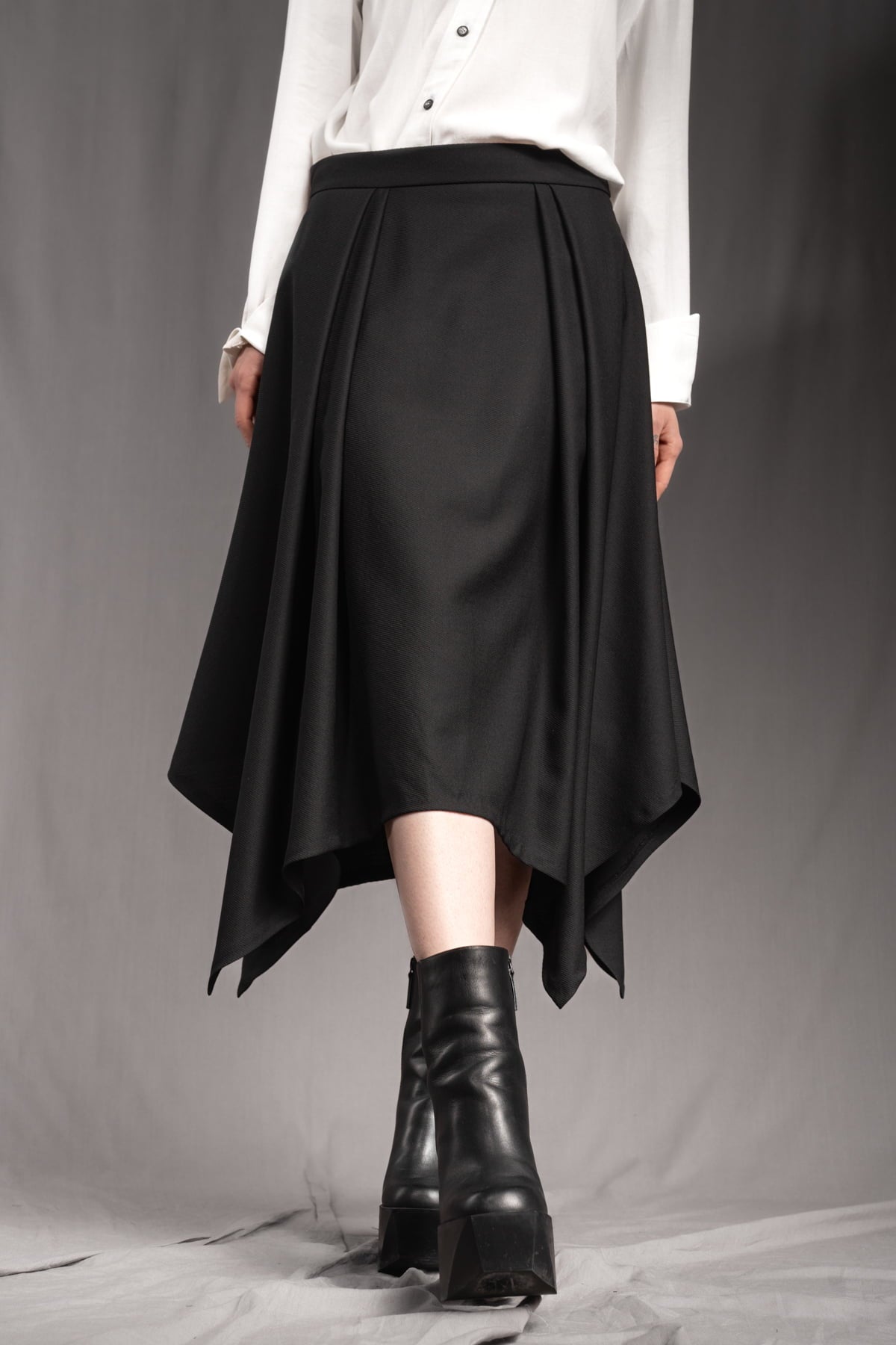 eigensinnig wien | Bacchanalia | Asymmetrischer, schwarzer Twill-Rock mit tiefen Faltenwürfen