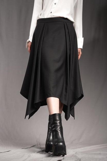 eigensinnig wien | Bacchanalia | Asymmetrischer, schwarzer Twill-Rock mit tiefen Faltenwürfen