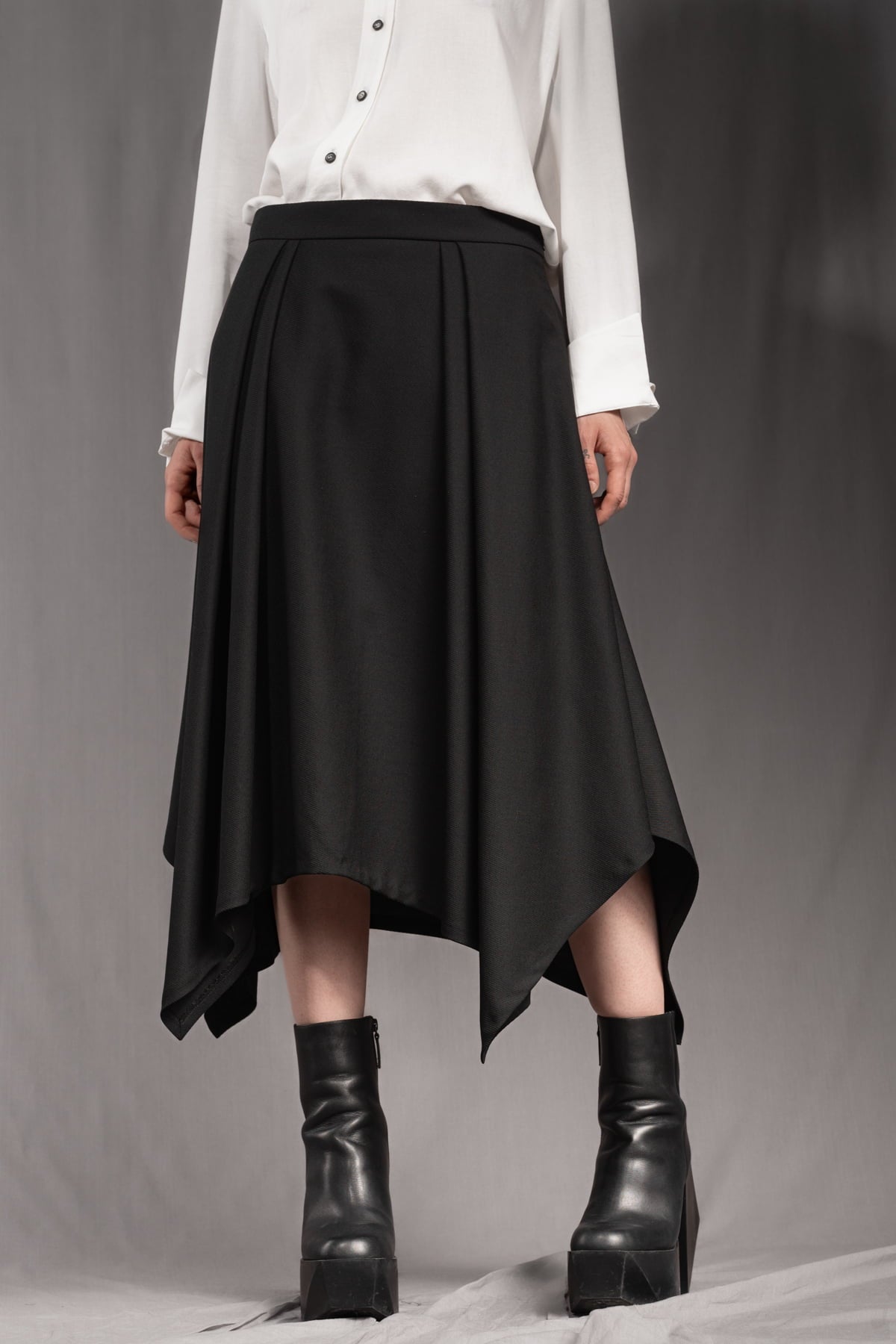 eigensinnig wien | Bacchanalia | Asymmetrischer, schwarzer Twill-Rock mit tiefen Faltenwürfen
