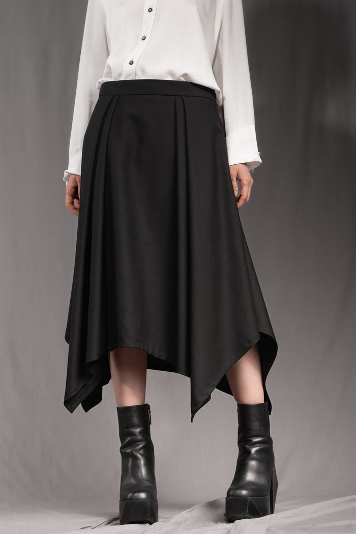 eigensinnig wien | Bacchanalia | Asymmetrischer, schwarzer Twill-Rock mit tiefen Faltenwürfen