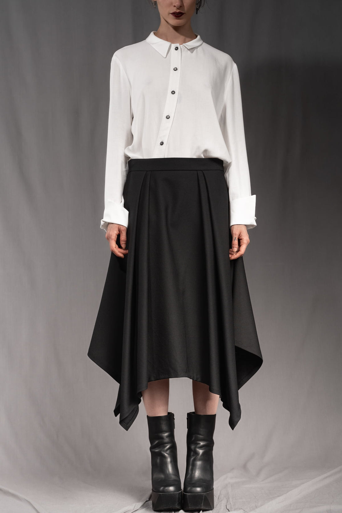 eigensinnig wien | Bacchanalia | Asymmetrischer, schwarzer Twill-Rock mit tiefen Faltenwürfen