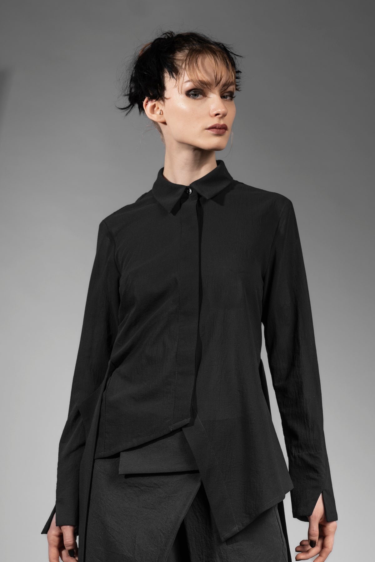 eigensinnig wien | Badb | Asymmetrische Designerbluse für Damen aus leichter japanischer Baumwolle