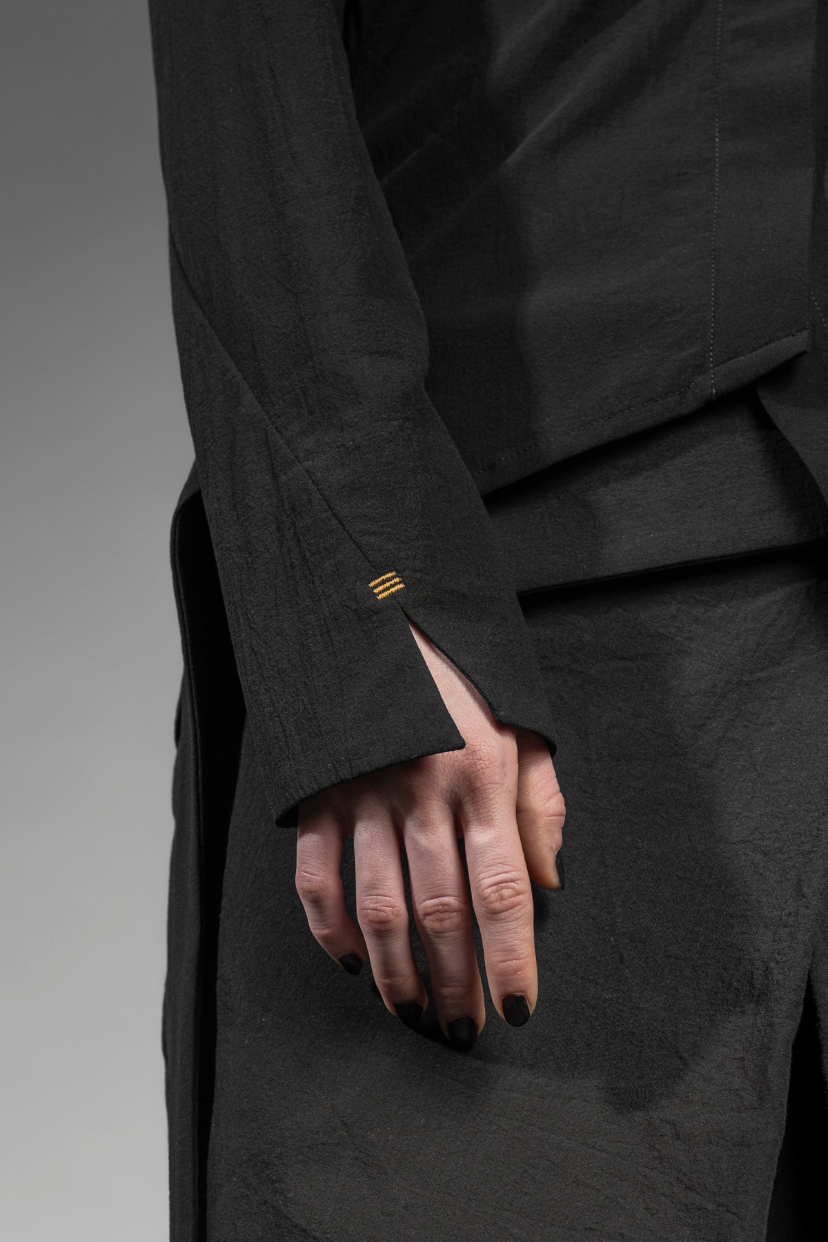 eigensinnig wien | Badb | Asymmetrische Designerbluse für Damen aus leichter japanischer Baumwolle