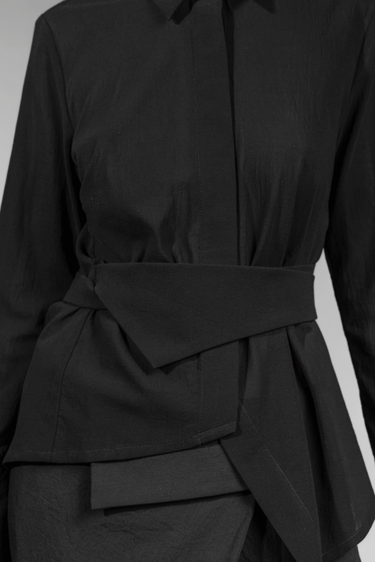 eigensinnig wien | Badb | Asymmetrische Designerbluse für Damen aus leichter japanischer Baumwolle
