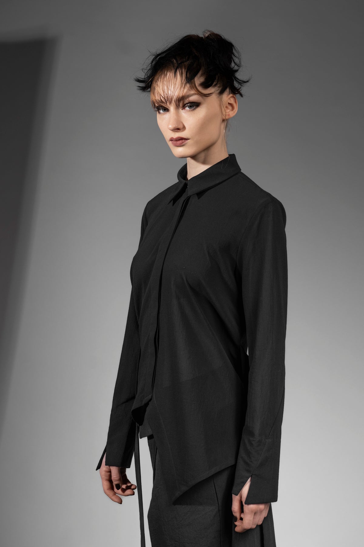 eigensinnig wien | Badb | Asymmetrische Designerbluse für Damen aus leichter japanischer Baumwolle