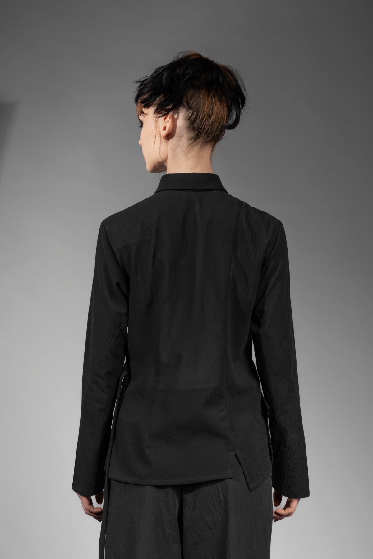 eigensinnig wien | Badb | Asymmetrische Designerbluse für Damen aus leichter japanischer Baumwolle