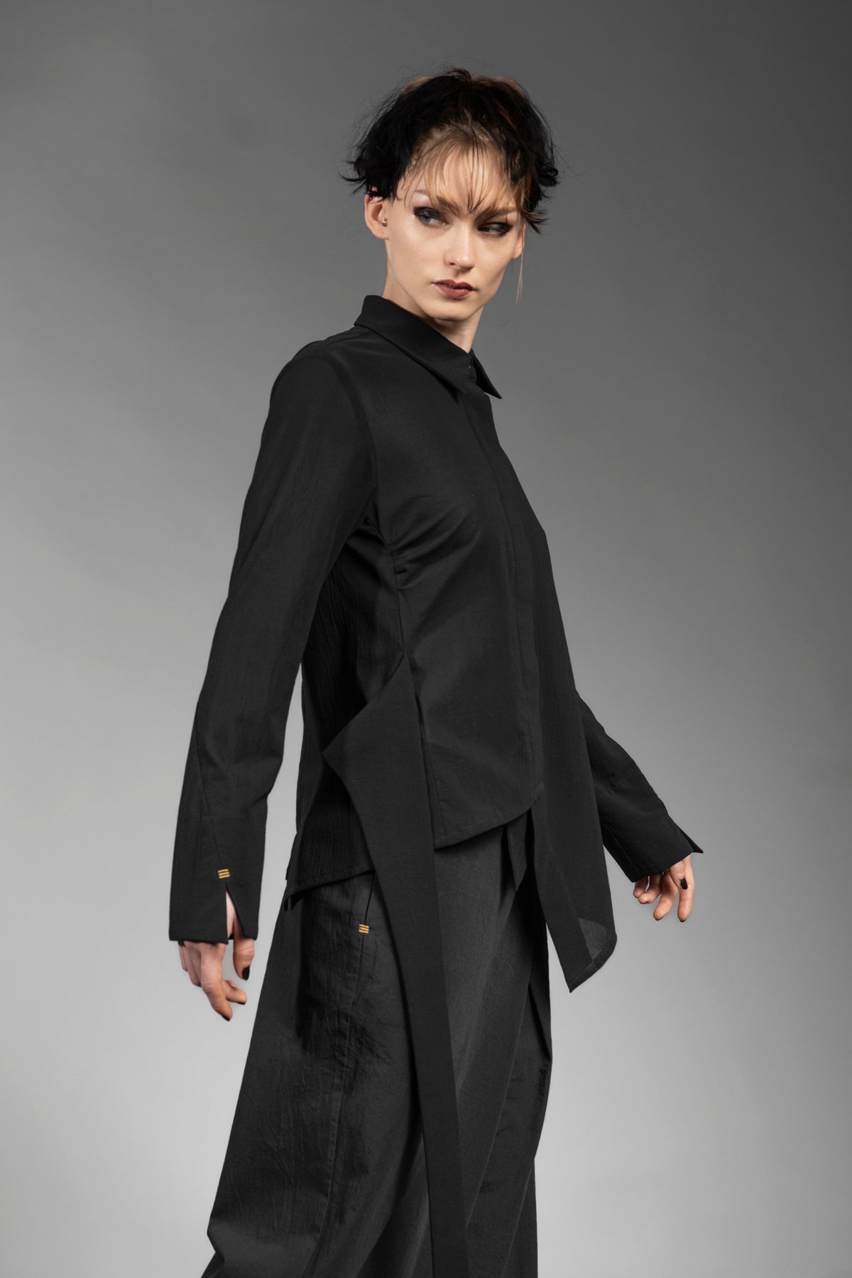 eigensinnig wien | Badb | Asymmetrische Designerbluse für Damen aus leichter japanischer Baumwolle