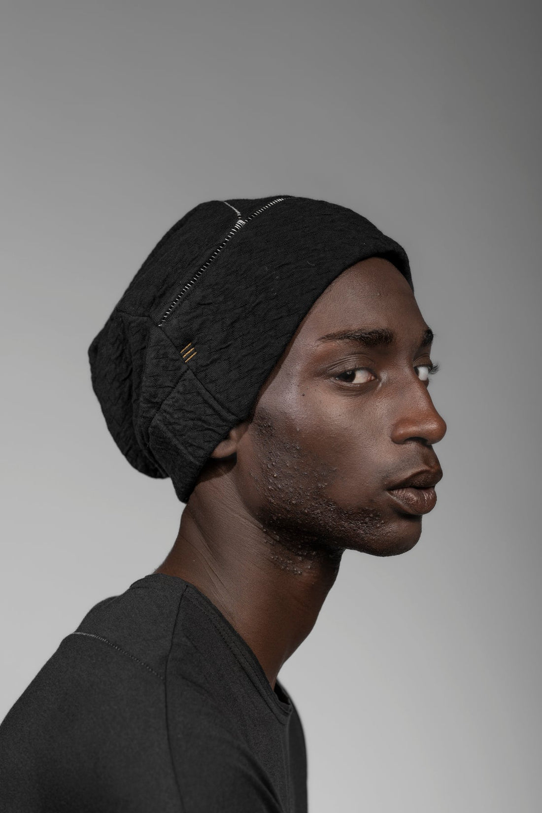 eigensinnig wien | Balint | Schwarzer Designer Slouchy Beanie aus Merinowolle