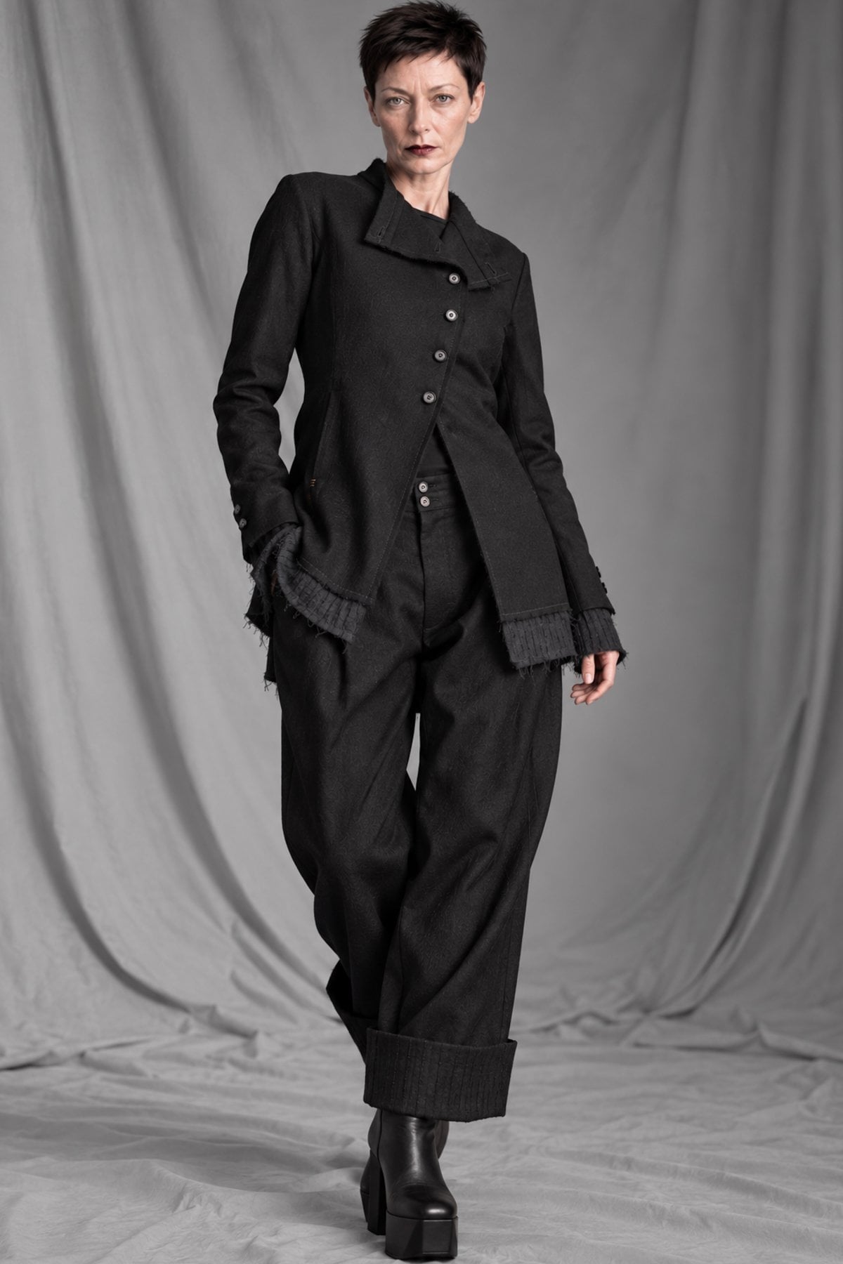 eigensinnig wien | BanCam | Avantgardistischer Damen-Hosenanzug aus italienischer Wolle mit asymmetrischer Jacke