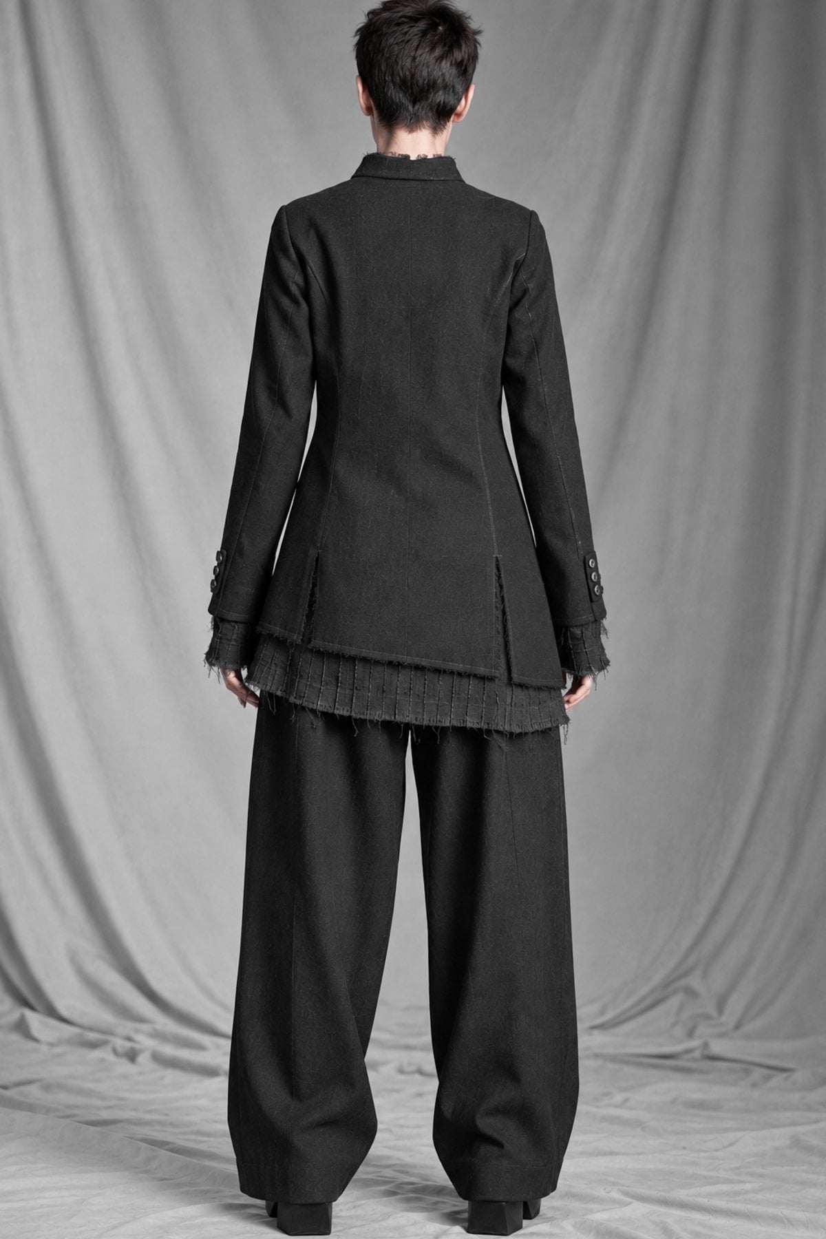 eigensinnig wien | BanCam | Avantgardistischer Damen-Hosenanzug aus italienischer Wolle mit asymmetrischer Jacke