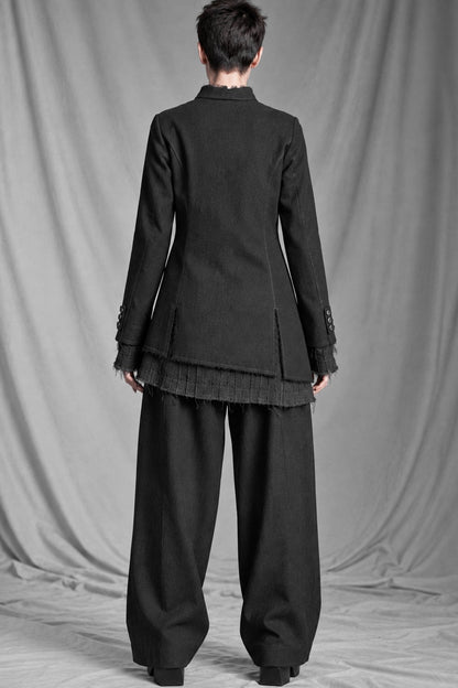 eigensinnig wien | BanCam | Avantgardistischer Damen-Hosenanzug aus italienischer Wolle mit asymmetrischer Jacke