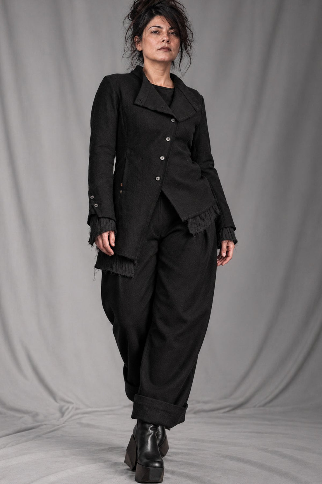 eigensinnig wien | BanCam | Avantgardistischer Damen-Hosenanzug aus italienischer Wolle mit asymmetrischer Jacke