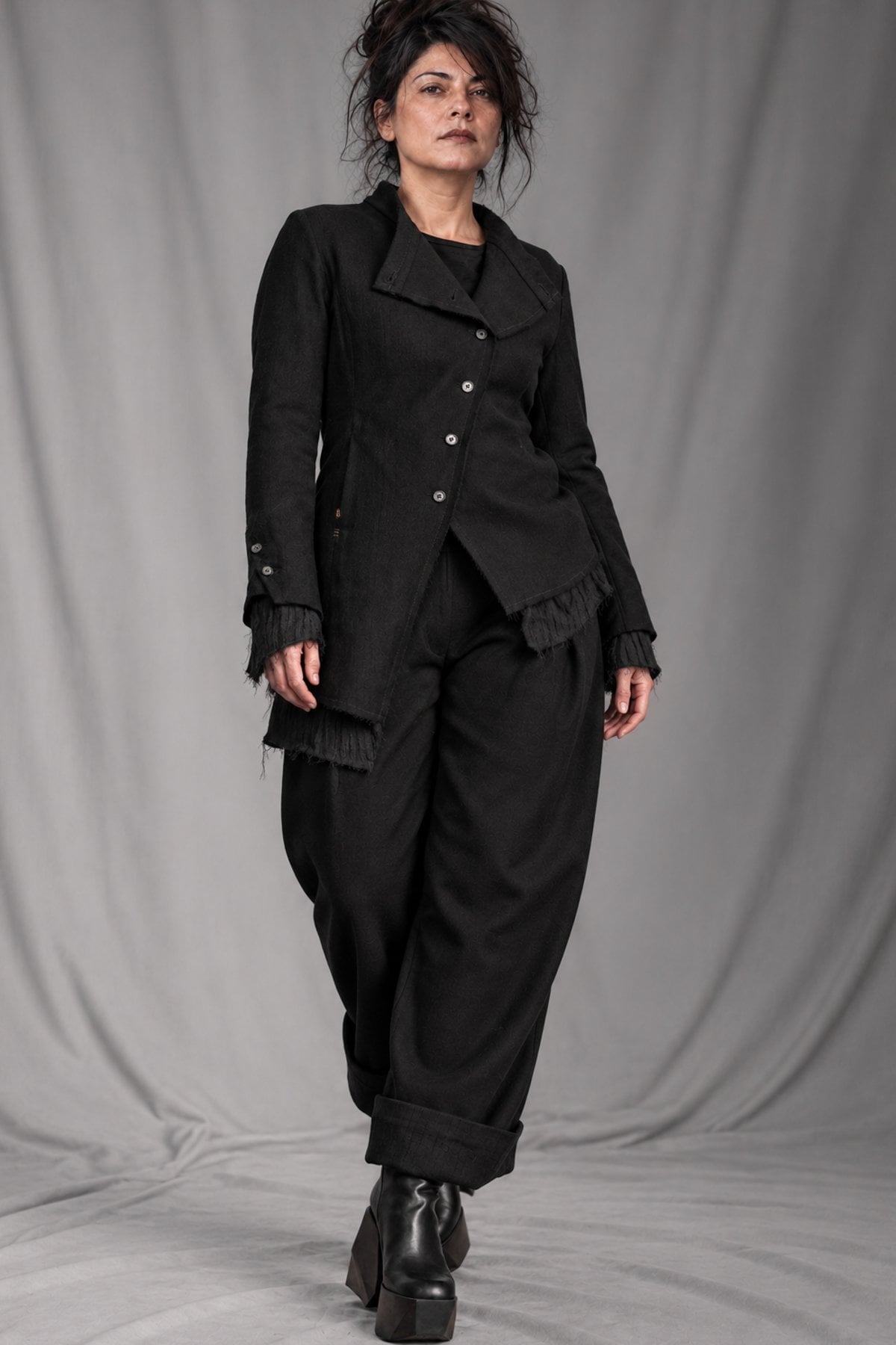 eigensinnig wien | BanCam | Avantgardistischer Damen-Hosenanzug aus italienischer Wolle mit asymmetrischer Jacke