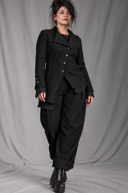 eigensinnig wien | BanCam | Avantgardistischer Damen-Hosenanzug aus italienischer Wolle mit asymmetrischer Jacke