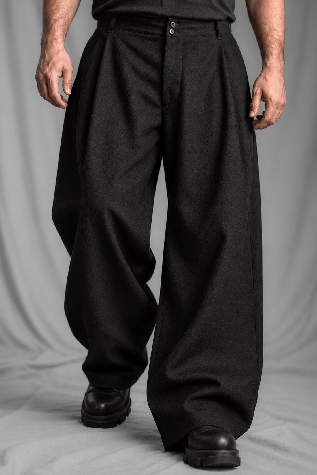 eigensinnig wien | Bandlkramer | Schwarze, weite Designerhose mit Bundfalten aus italienischer Wolle