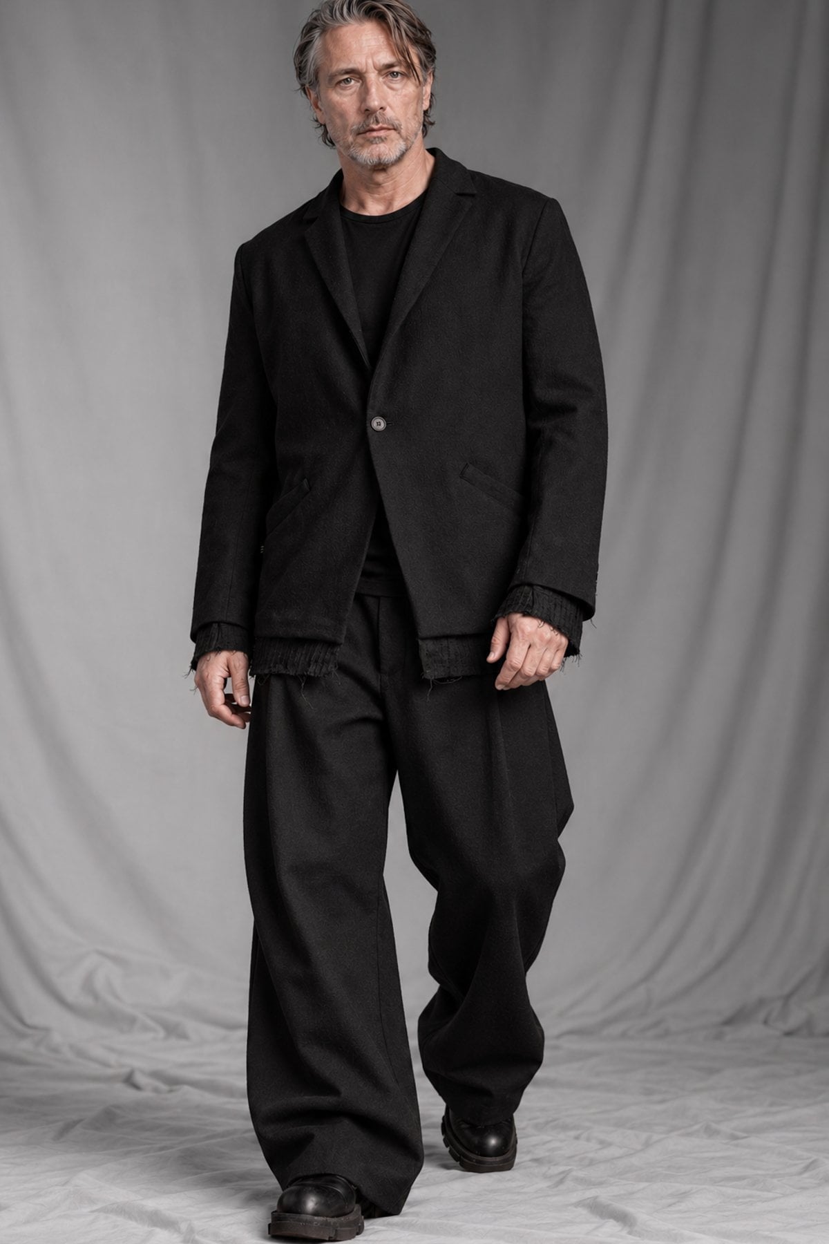 eigensinnig wien | BanVin | Schwarzer Designer Baggy Anzug für Herren aus italienischer Luxuswolle