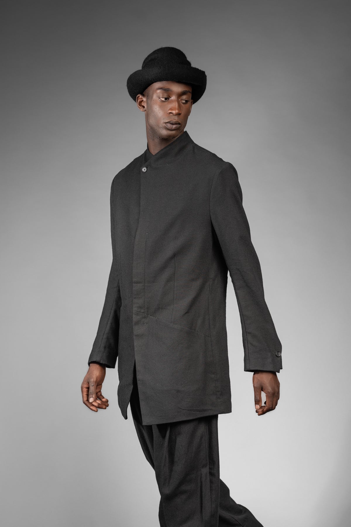 eigensinnig wien | Barnabas | Schwarzer, Designer Herren Kurzmantel mit Stehkragen aus japanischer Wolle