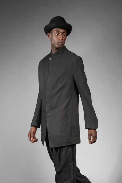 eigensinnig wien | Barnabas | Schwarzer, Designer Herren Kurzmantel mit Stehkragen aus japanischer Wolle