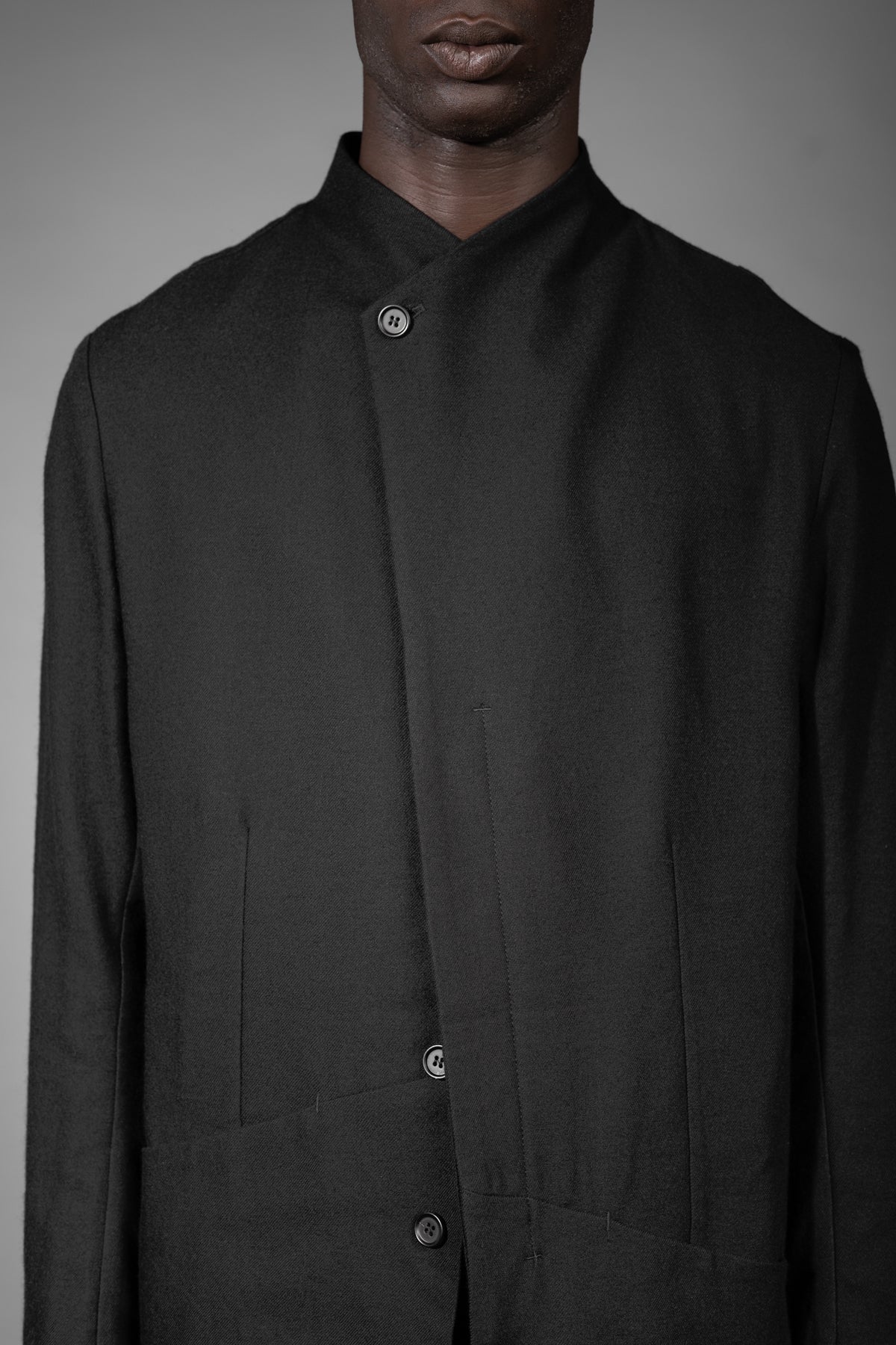 eigensinnig wien | Barnabas | Schwarzer, Designer Herren Kurzmantel mit Stehkragen aus japanischer Wolle