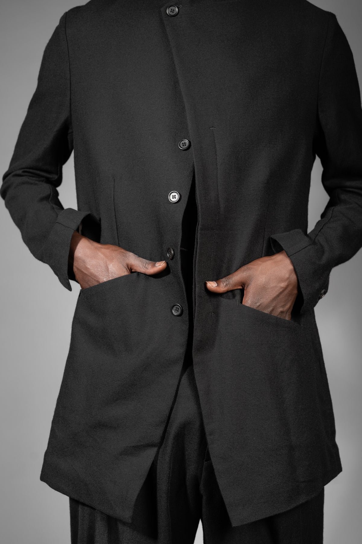 eigensinnig wien | Barnabas | Schwarzer, Designer Herren Kurzmantel mit Stehkragen aus japanischer Wolle