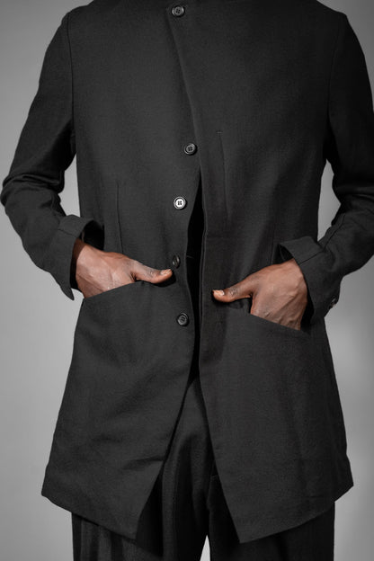 eigensinnig wien | Barnabas | Schwarzer, Designer Herren Kurzmantel mit Stehkragen aus japanischer Wolle