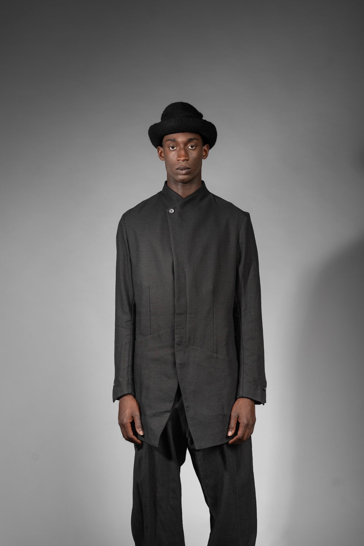 eigensinnig wien | Barnabas | Schwarzer, Designer Herren Kurzmantel mit Stehkragen aus japanischer Wolle
