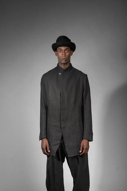 eigensinnig wien | Barnabas | Schwarzer, Designer Herren Kurzmantel mit Stehkragen aus japanischer Wolle