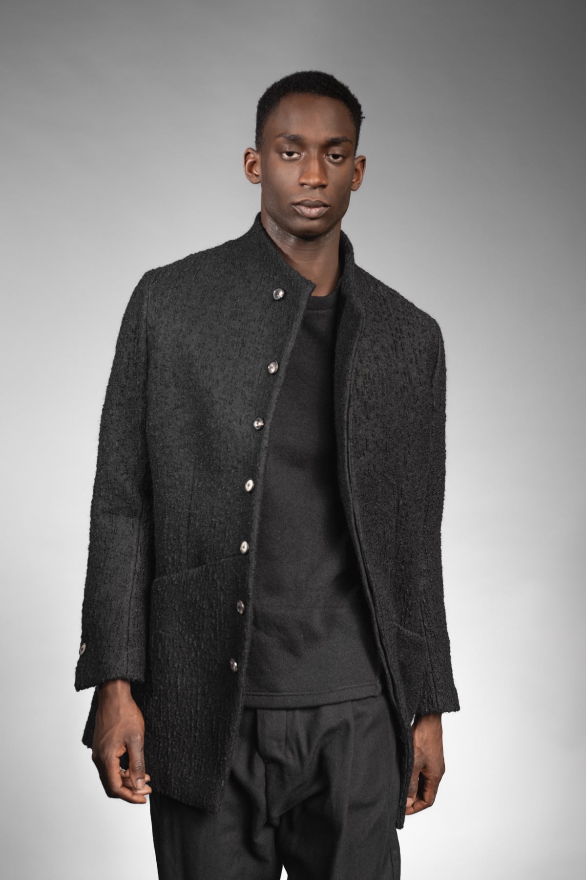 eigensinnig wien | Barnabas | Schwarzer Designer Herren Stehkragen-Wintermantel aus japanischer Wolle