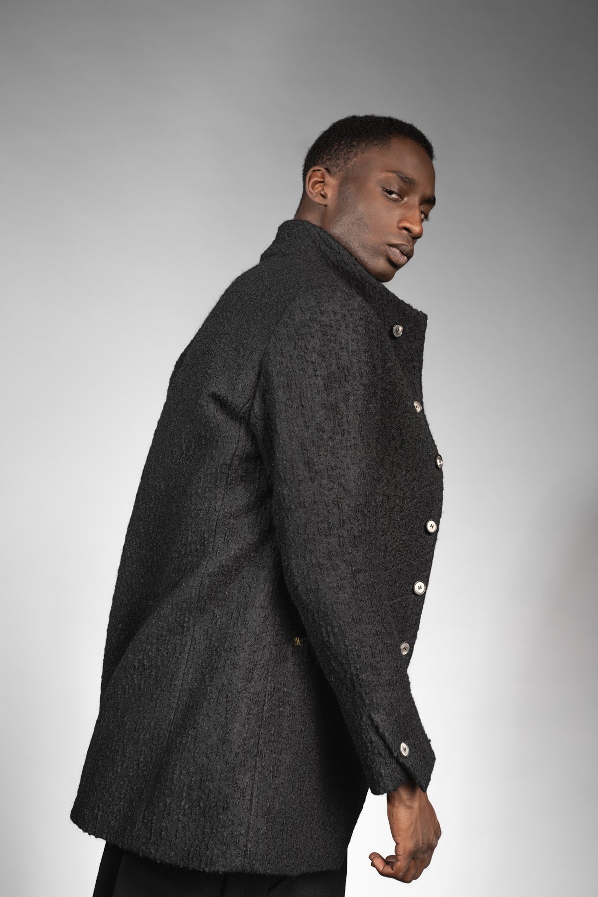 eigensinnig wien | Barnabas | Schwarzer Designer Herren Stehkragen-Wintermantel aus japanischer Wolle