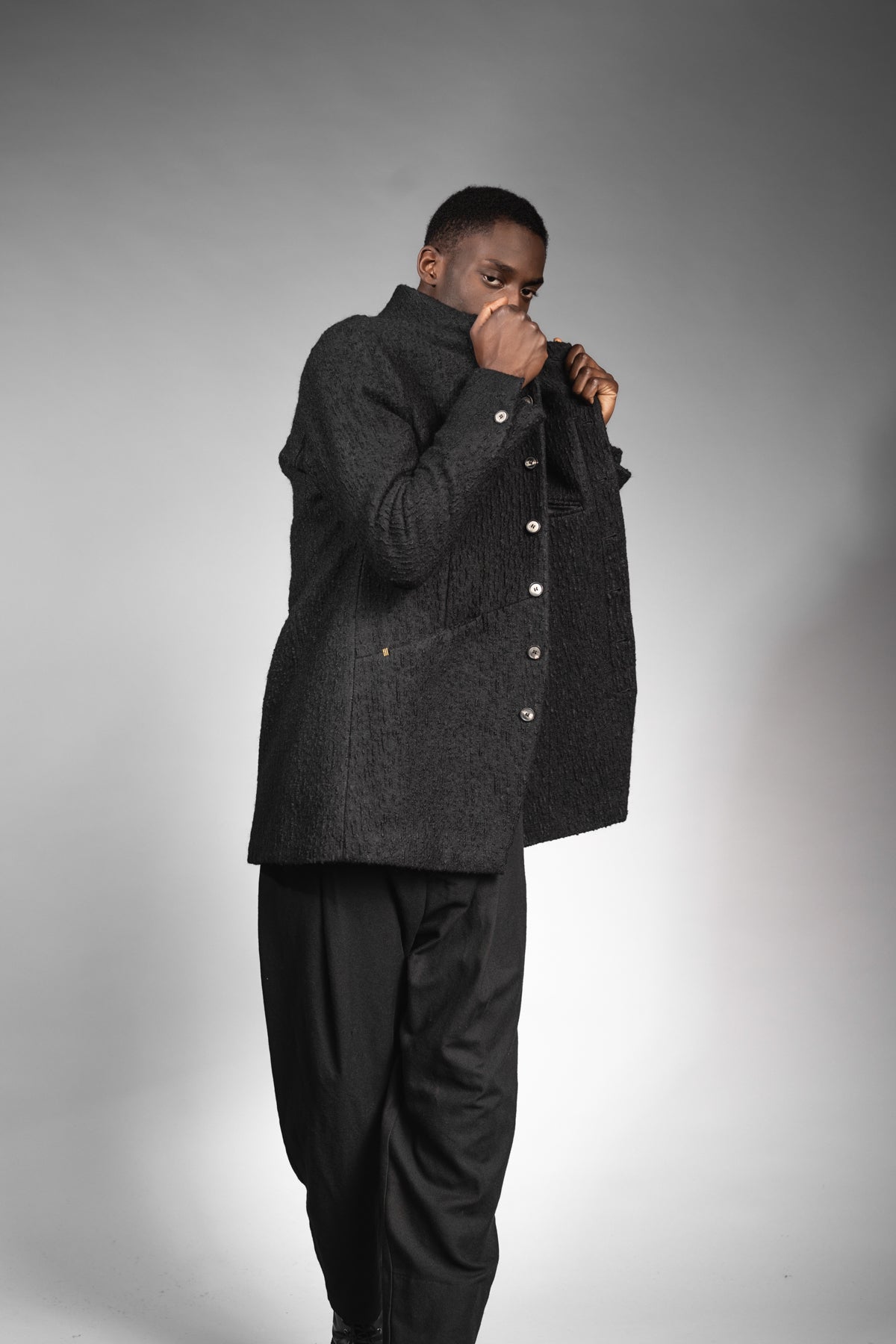 eigensinnig wien | Barnabas | Schwarzer Designer Herren Stehkragen-Wintermantel aus japanischer Wolle